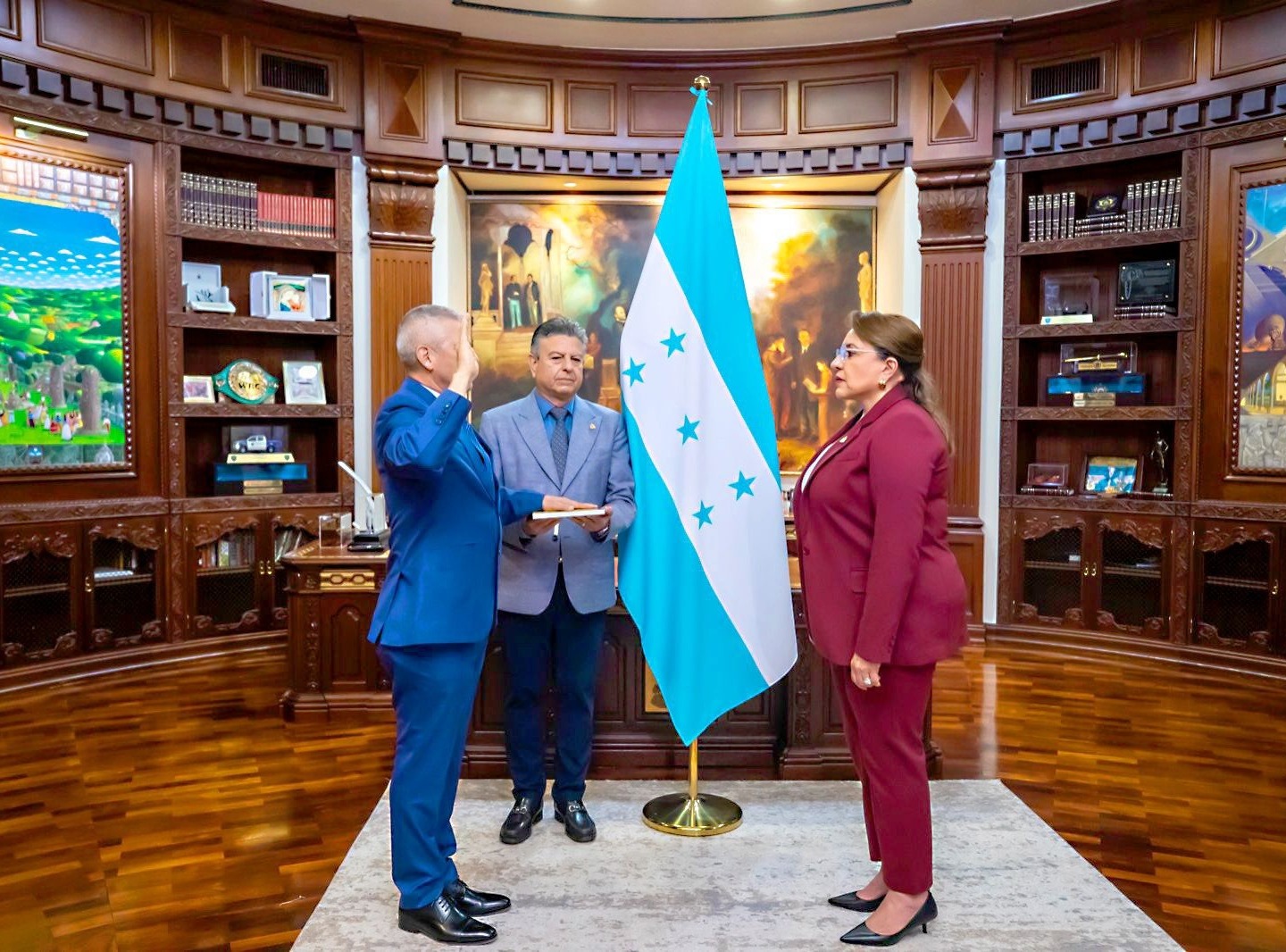 Exjefe del Estado Mayor Conjunto de las FF.AA., Roosevelt Hernández presta juramento como ministro de Defensa